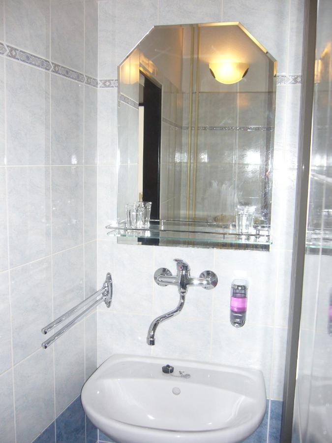 Hotel Posta Benesov  Dış mekan fotoğraf
