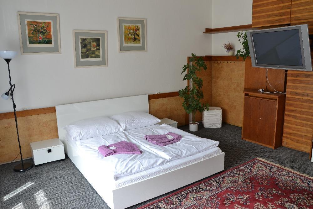 Hotel Posta Benesov  Dış mekan fotoğraf